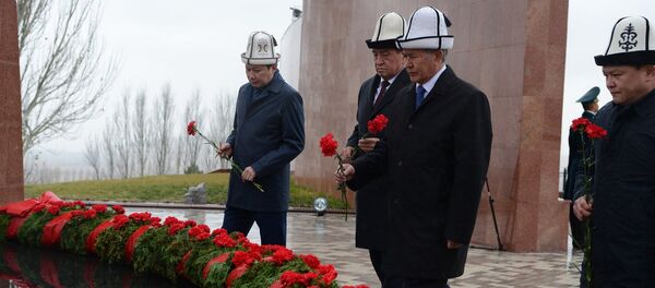 Президент Алмазбек Атамбаев бүгүн, 7-ноябрда Тарых жана ата-бабаларды эскерүү күндөрүнө байланыштуу Ата-Бейит улуттук тарыхый-мемориалдык комплексинде болду - Sputnik Кыргызстан