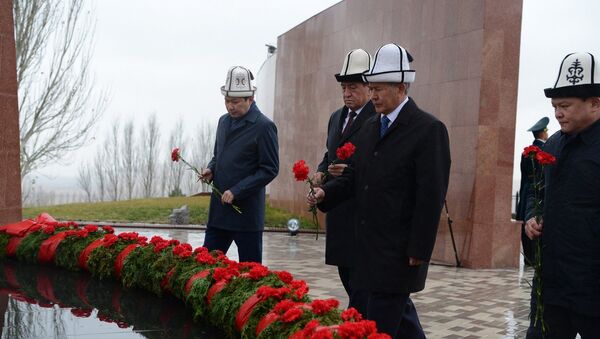 Президент Алмазбек Атамбаев бүгүн, 7-ноябрда Тарых жана ата-бабаларды эскерүү күндөрүнө байланыштуу Ата-Бейит улуттук тарыхый-мемориалдык комплексинде болду - Sputnik Кыргызстан