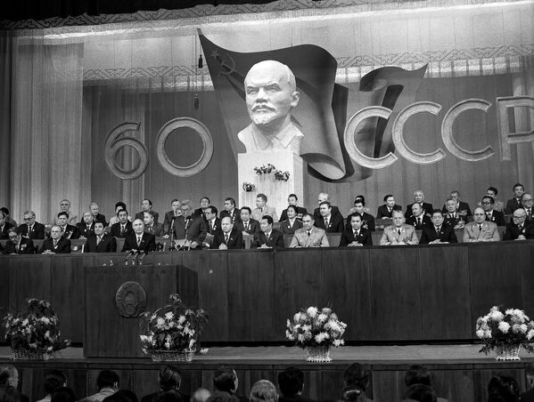 Празднование дня Великой Октябрьской социалистической революции - Sputnik Кыргызстан