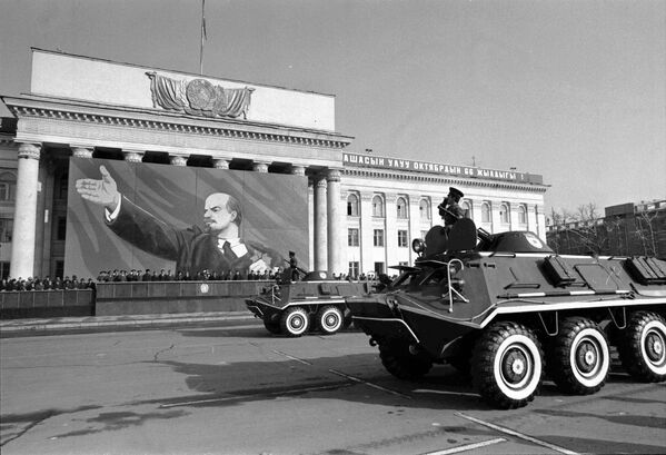 СССР учурунда көптөгөн объектилерге Октябрь революциясынын аты берилген. Сүрөттө 66 жылдык маараке - Sputnik Кыргызстан