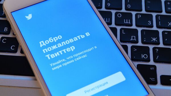Страница социальной сети Twitter на экране смартфона. Архивное фото - Sputnik Кыргызстан