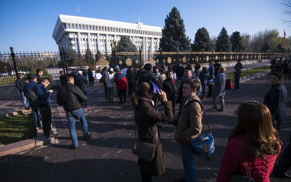 В Бишкеке у здания Жогорку Кенеша проходит митинг - Sputnik Кыргызстан