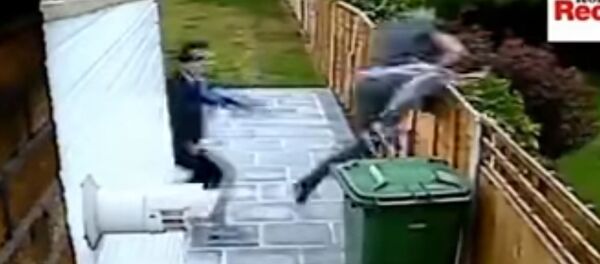 Как в боевиках — видео погони помощника британского депутата за хулиганом Как в боевиках — видео погони помощника британского депутата за хулиганом - Sputnik Кыргызстан