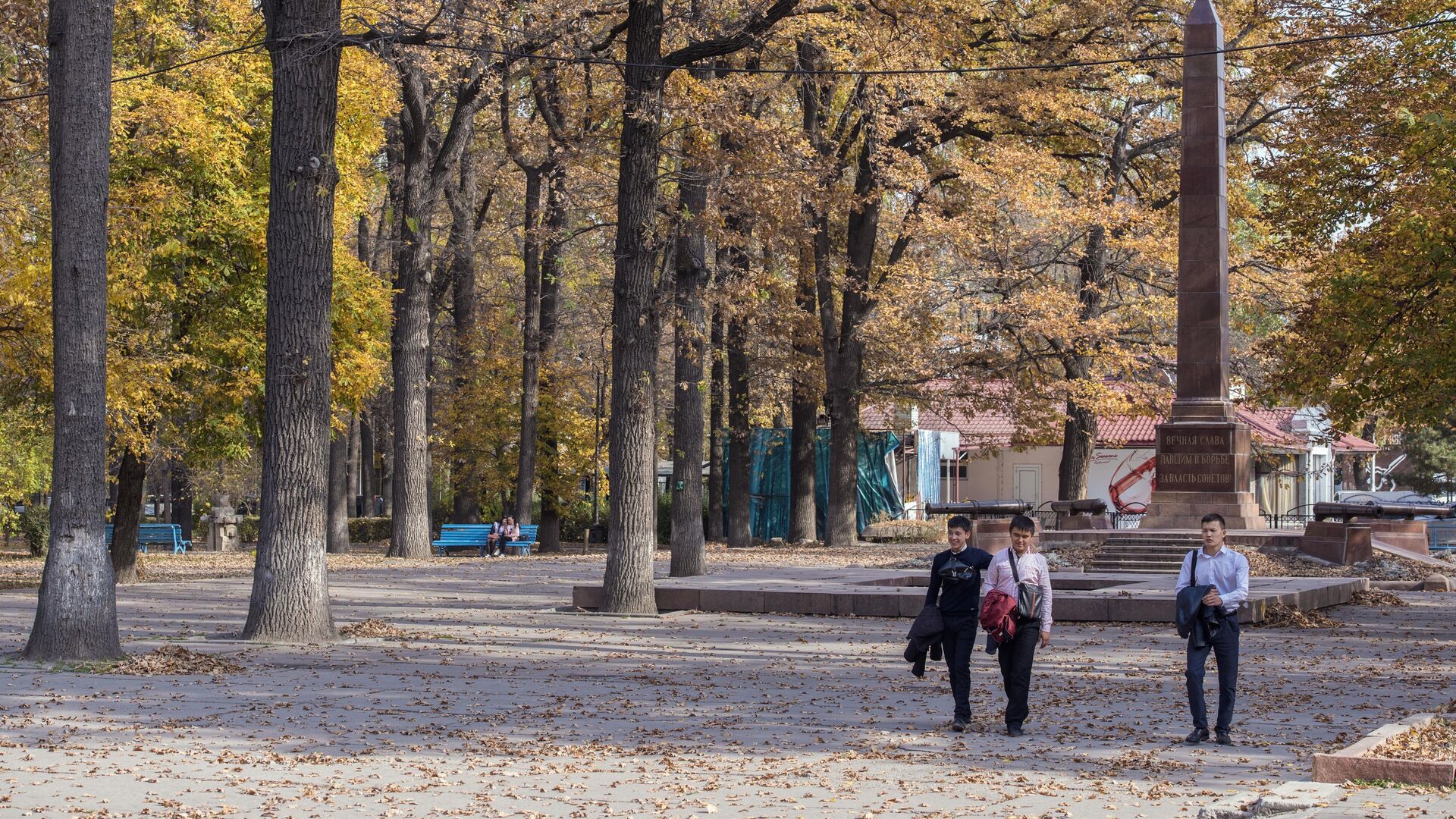 Молодые люди в парке им. Чингиза Айтматова в Бишкеке. Архивное фото - Sputnik Кыргызстан, 1920, 26.11.2023