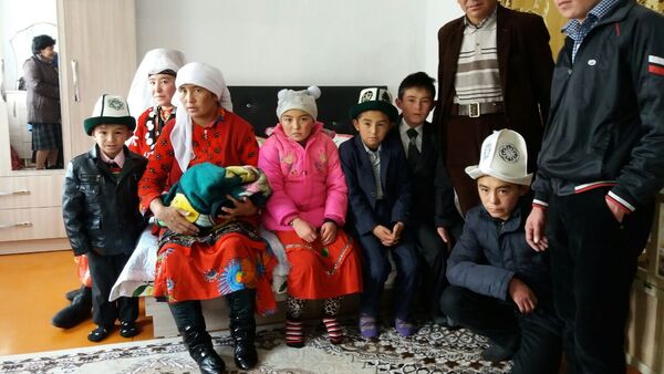 Передача дома семье Абдыбаита Жээнбекова переселенных из Памира - Sputnik Кыргызстан
