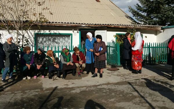Также отцу пятерых детей Абдыбаиту Жээнбекову от имени президента передали по 50 тысяч за каждого ребенка. - Sputnik Кыргызстан