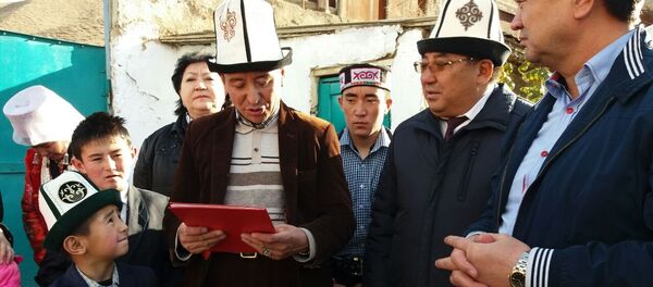 Президент Алмазбек Атамбаев Памирден келген кыргыз Абдыбаит Жээнбековдун Кыргызстанда төрөлгөн Алмазбек деген уулуна алты бөлмөлүү үй алып берди - Sputnik Кыргызстан