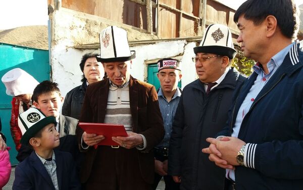 Президент КР Алмазбек Атамбаев подарил 6-комнатный дом семье Абдыбаита Жээнбекова переселенных из Памира - Sputnik Кыргызстан