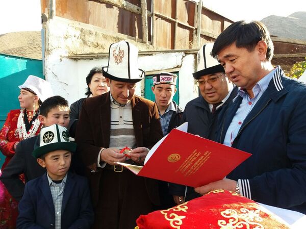 Передача дома семье Абдыбаита Жээнбекова переселенных из Памира - Sputnik Кыргызстан