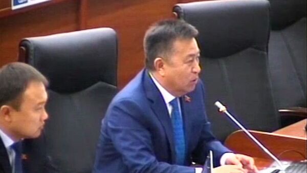 Өлүп кеткир көк түтүн! Чыныбай Турсунбековдун парламентте ыр окуган видеосу - Sputnik Кыргызстан