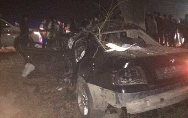 На автодороге Бишкек — Манас произошло ДТП, автомобиль марки BMW, двигаясь на большой скорости, вылетел с дороги и врезался в дерево - Sputnik Кыргызстан