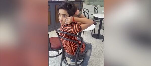 Төбө чачты тик тургузат! Башы 180 градуска бурулган пакистандык бала - Sputnik Кыргызстан