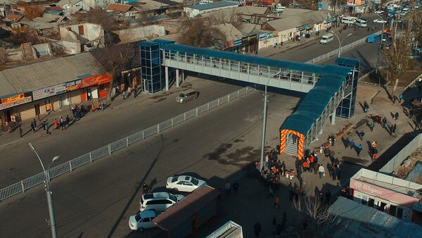 Бишкекте биринчи жолу жер үстүндөгү өтмөк ачылды. Видео - Sputnik Кыргызстан