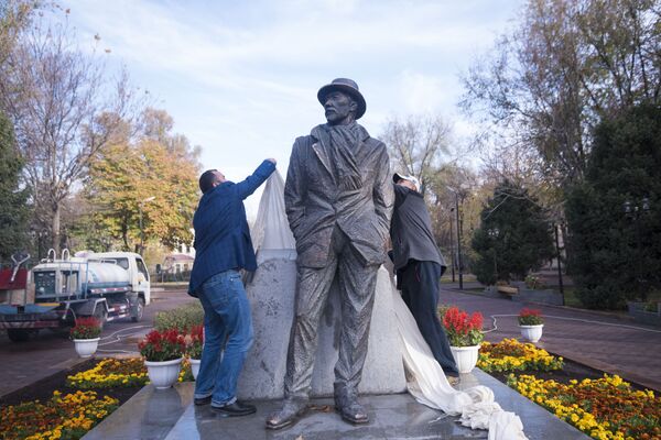 Открытие памятника народному артисту Суймонкулу Чокморову - Sputnik Кыргызстан