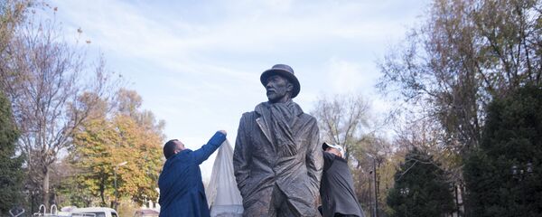 Открытие памятника народному артисту Суймонкулу Чокморову - Sputnik Кыргызстан