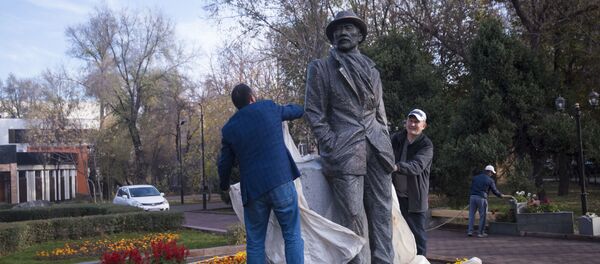 Памятник народному артисту Суймонкулу Чокморову на пересечении проспекта Чуй и улицы Тыныстанова. Архивное фото - Sputnik Кыргызстан