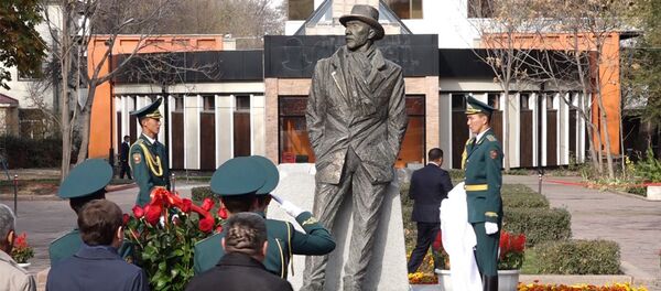 Бишкекке залкар талант Сүймөнкул Чокморовдун айкели коюлду. Видео - Sputnik Кыргызстан