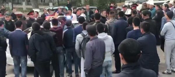 Жалал-Абаддагы үлпөт тойдогу мушташты милиция асманга ок чыгарып токтотту - Sputnik Кыргызстан