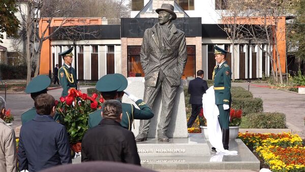 Как открывали памятник Суйменкулу Чокморову - Sputnik Кыргызстан