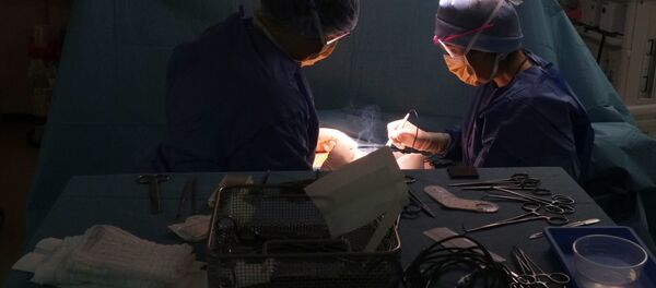 Врачи работают с пациентом. Архивное фото - Sputnik Кыргызстан