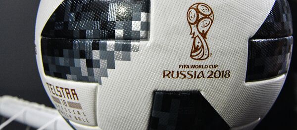 Москва шаарында 2018-жылы өтө турган футбол боюнча дүйнө чемпионатында ойнолчу расмий топ көрсөтүлдү Москва шаарында 2018-жылы өтө турган футбол боюнча дүйнө чемпионатында ойнолчу расмий топ көрсөтүлдү - Sputnik Кыргызстан