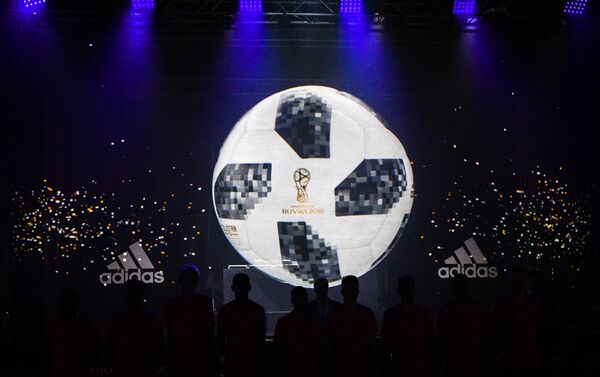 В Москве презентован официальный мяч Телстар 18 Чемпионата мира по футболу, который пройдет в России в 2018 году - Sputnik Кыргызстан