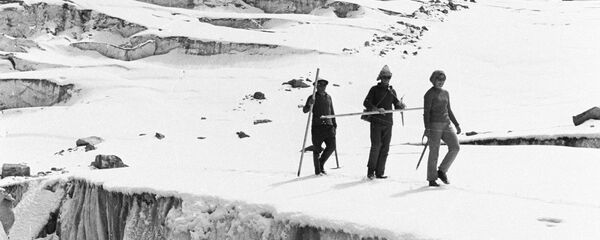 Учёные-гляциологи в горах Тянь-Шаня - Sputnik Кыргызстан