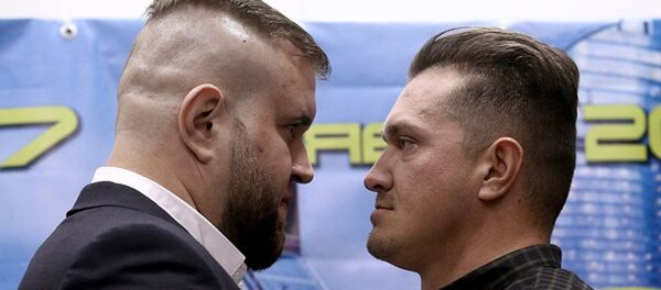 Александр Орлов, ударивший корреспондента НТВ  и пермский журналист Роман Четин. Архивное фото - Sputnik Кыргызстан