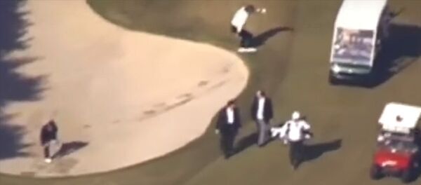 Синдзо Абэ Дональд Трамп менен гольф ойноп жатып аңга кулап кетти. Видео - Sputnik Кыргызстан