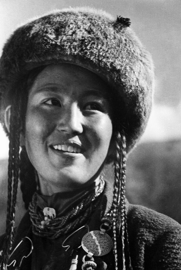 Юная кыргызка улыбается на камеру, 1935 год - Sputnik Кыргызстан