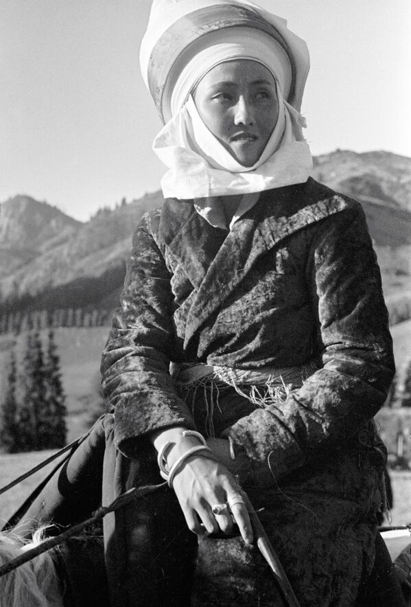 Женщины-кочевницы легко могли дать фору мужчинам в вопросах верховой езды (1936 год) - Sputnik Кыргызстан