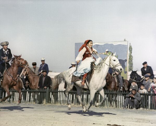 Девушка участвует в конкурсе Кыз куумай, конец 1960-х - Sputnik Кыргызстан