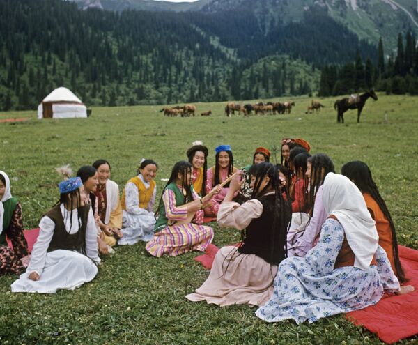 Киргизские девушки на отдыхе - Sputnik Кыргызстан