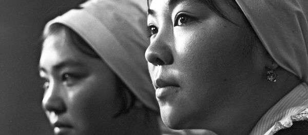 Эгиз эже-сиңдилер Салтанат жана Махабат Искаковалар медайымдык ишти өздөштүрүп жатышат. Аларга Фрунзе шаарындагы медициналык окуу жайдын дарсканасында дарс окулууда. - Sputnik Кыргызстан