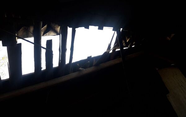 Эске салсак, ишемби күнү 18.55те Новопавловка айылындагы үйдүн үстүнө бетон плитасы түшүп кетип, беш адам жабыркап, бир келин каза болгон - Sputnik Кыргызстан