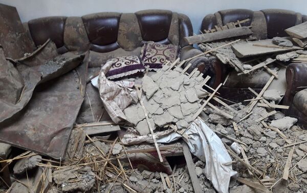 Бетонная плита упала на дом в селе Ново-Павловка Сокулукского района, когда проживающая там семья праздновала 78-летие бабушки - Sputnik Кыргызстан