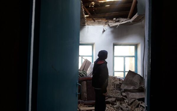 В пятницу, 10 ноября, в Ново-Павловке на жилой дом рухнула строительная плита, в результате чего погибла женщина и были госпитализированы пять человек - Sputnik Кыргызстан