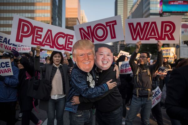 Сеулда өткөн митингдин катышуучулары Дональд Трамп менен Ким Чен Ындын маскасын кийип чыгышты - Sputnik Кыргызстан