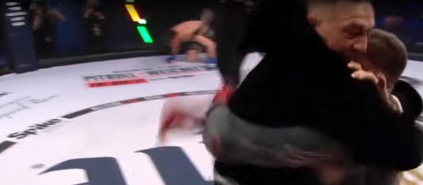 Конор Макгрегор ворвался в октагон и набросился на рефери — видео - Sputnik Кыргызстан