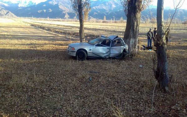 ДТП произошло в 7 утра 13 ноября. По данным МЧС, автомашина съехала с обочины и врезалась в дерево. - Sputnik Кыргызстан