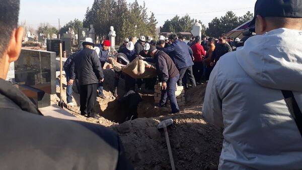Похороны депутата ЖК Улана Чолпонбаева на Ала-Арчинском кладбище - Sputnik Кыргызстан