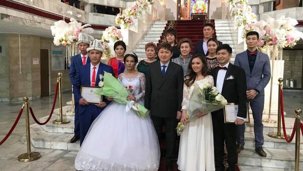 Премьер-министр Сапар Исаков на свадьбе молодоженов - Sputnik Кыргызстан