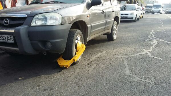 Установка блокираторов  на неправильно припаркованные автомобили в Бишкеке - Sputnik Кыргызстан
