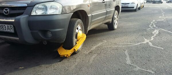 Установка блокираторов на неправильно припаркованные автомобили в Бишкеке Установка блокираторов на неправильно припаркованные автомобили в Бишкеке - Sputnik Кыргызстан