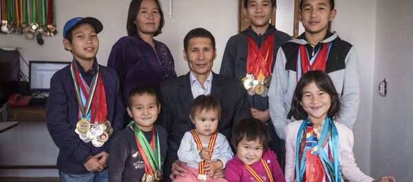 Съездбек Таштакеев жубайы Гүлбарчын Калдыбаева жана балдары менен - Sputnik Кыргызстан