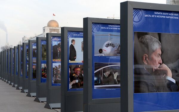 В Бишкеке на центральной площади Ала-Тоо открылась фотовыставка Шесть лет в истории Кыргызстана, на которой представлены фотографии о деятельности президента Алмазбека Атамбаева - Sputnik Кыргызстан