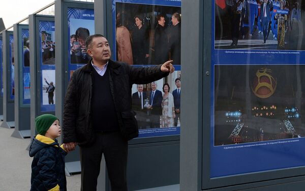 Всего представлено более 100 фотографий — кадры с официальных встреч главы государства, а также те, что ранее не были доступны широкой общественности. - Sputnik Кыргызстан