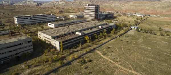 Тут зреет экологическая катастрофа — кадры заброшенного завода в КР - Sputnik Кыргызстан