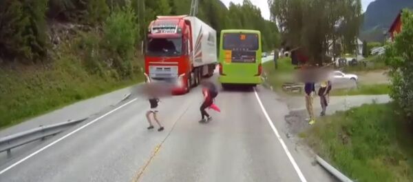 Невероятное везение! В Норвегии школьник чудом не угодил под колеса фуры - Sputnik Кыргызстан