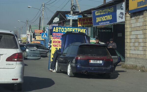 13 ноября читатель пожаловался редакции Sputnik Кыргызстан на нарушения закона сотрудниками станций техобслуживания в районе бишкекского рынка Кудайберген - Sputnik Кыргызстан